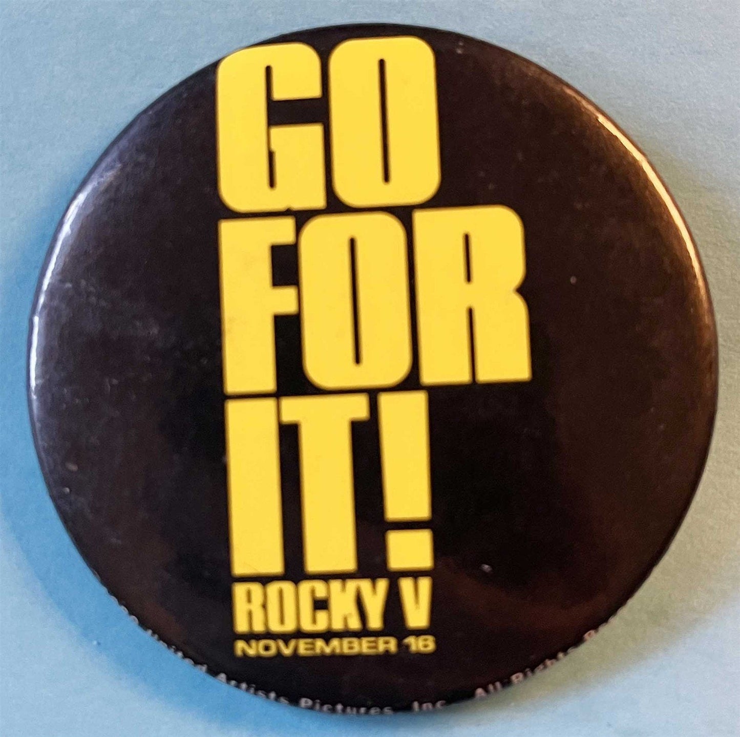 Sylvester Stallone ROCKY V original 1990 NEW pin button