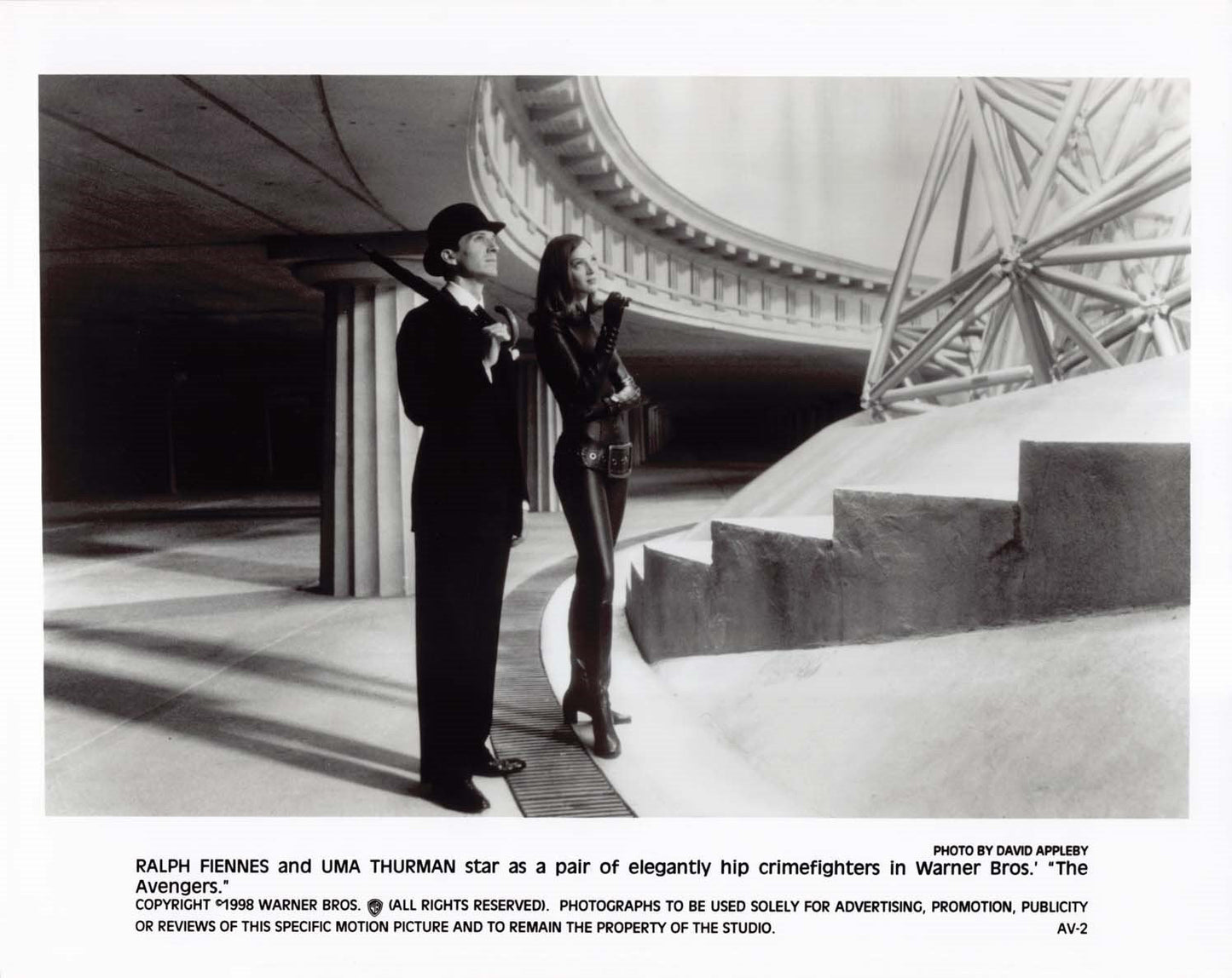 Uma Thurman 1998 THE AVENGERS Ralph Fiennes original 8x10 press photo