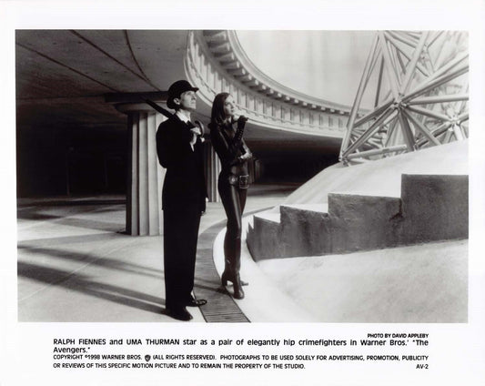 Uma Thurman 1998 THE AVENGERS Ralph Fiennes original 8x10 press photo