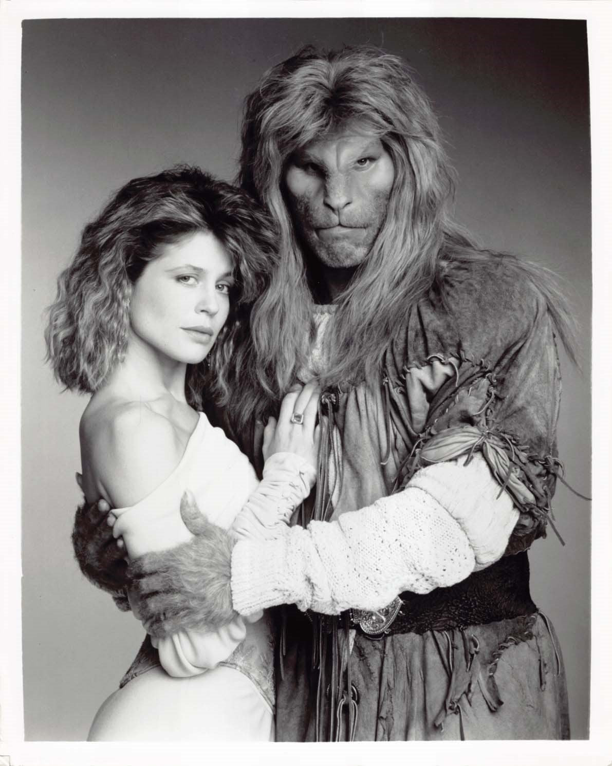 Linda Hamilton BEAUTY AND THE BEAST Ron Perlman original 8x10 press photo