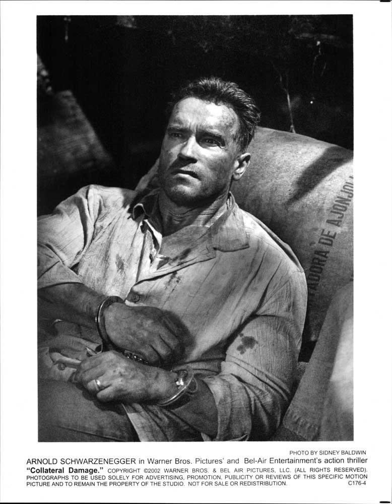 COLLATERAL DAMAGE Arnold Schwarzenegger original 8x10 press photo 2002