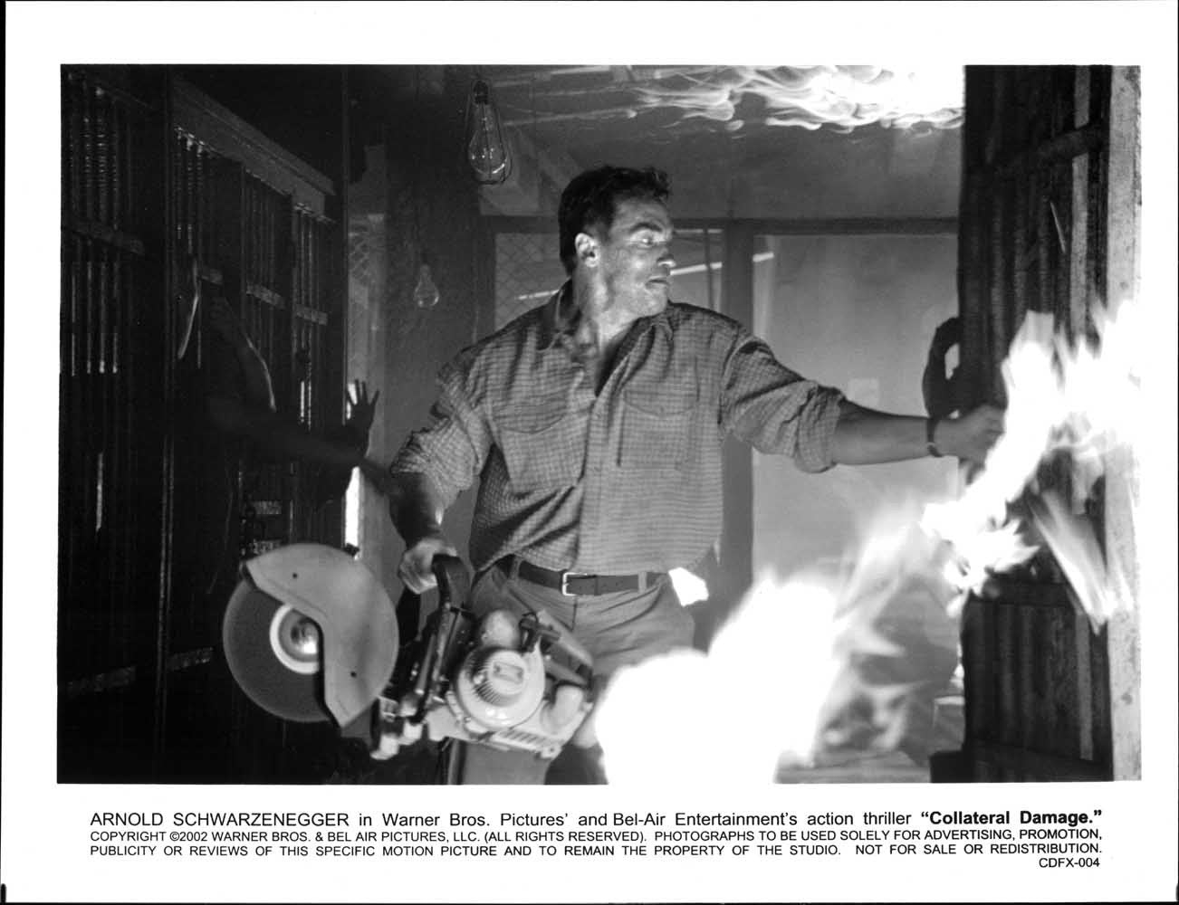 COLLATERAL DAMAGE Arnold Schwarzenegger original 10x8 press photo 2002