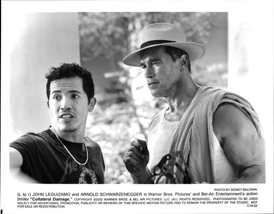 John Leguizamo COLLATERAL DAMAGE Arnold Schwarzenegger original 10x8 press photo