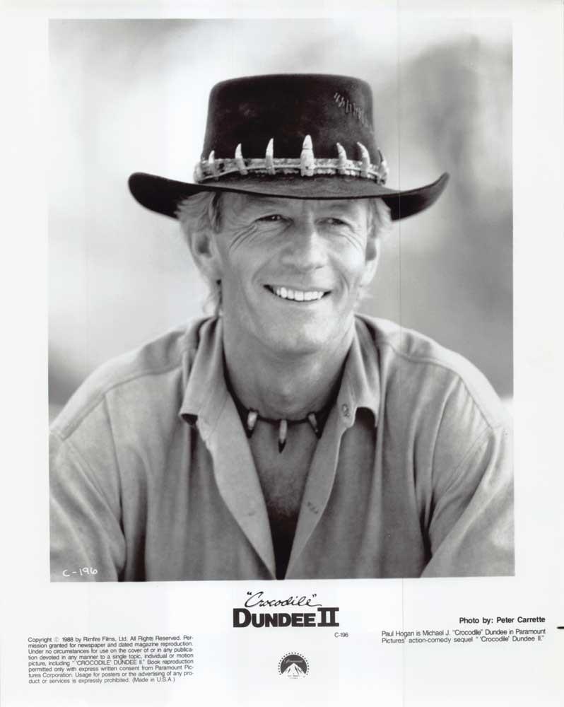 Paul Hogan CROCODILE DUNDEE II original 8x10 press photo 1988