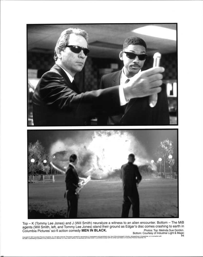 Tommy Lee Jones MEN IN BLACK Will Smith original 8x10 studio press photo 1997