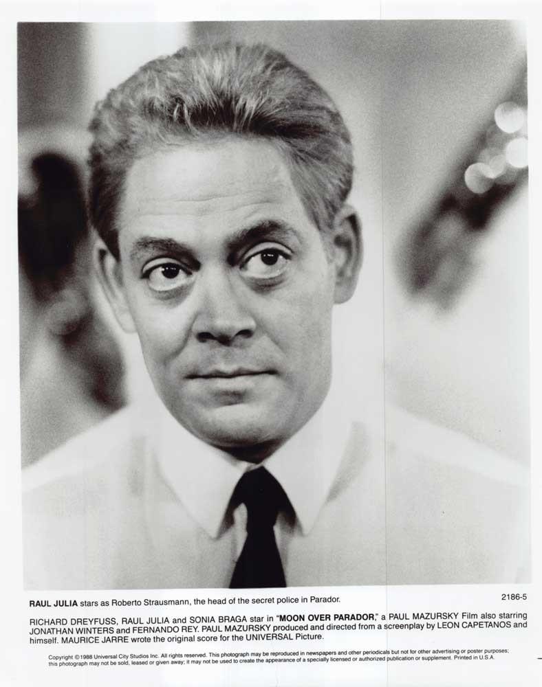 Raul Julia MOON OVER PARADOR original 8x10 press photo 1988