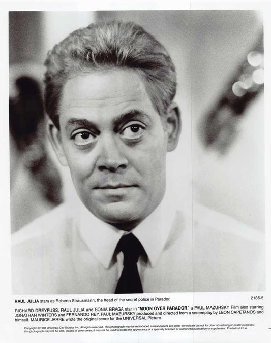 Raul Julia MOON OVER PARADOR original 8x10 press photo 1988