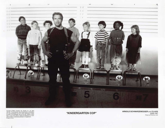 Arnold Schwarzenegger KINDERGARTEN COP original 8x10 press photo 1990