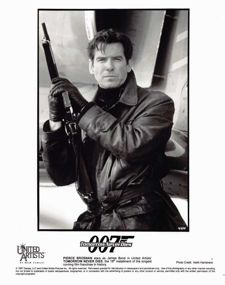 Pierce Brosnan TOMORROW NEVER DIES original 8x10 press photo 1997 James Bond 007