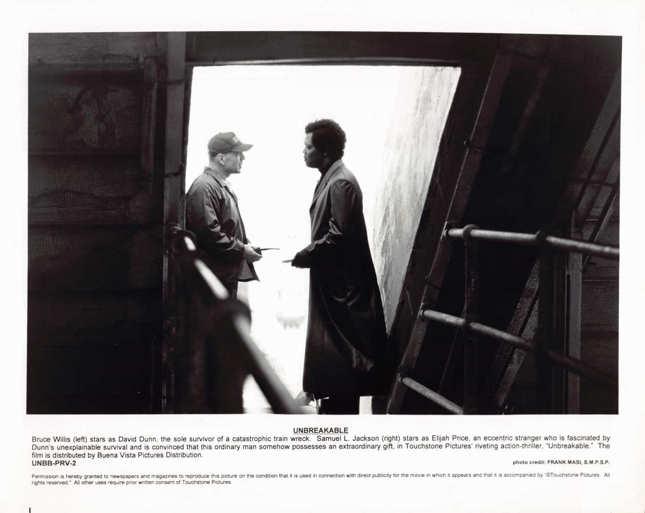 Bruce Willis UNBREAKABLE Samuel L Jackson original press photo 2000