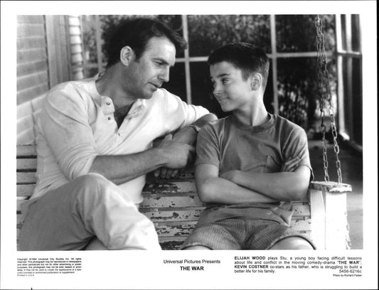 Kevin Costner THE WAR Elijah Wood original 10x8 press photo 1994