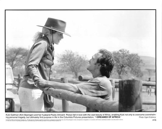 Kim Bassinger I DREAMED OF AFRICA Vincent Perez original press photo 1998