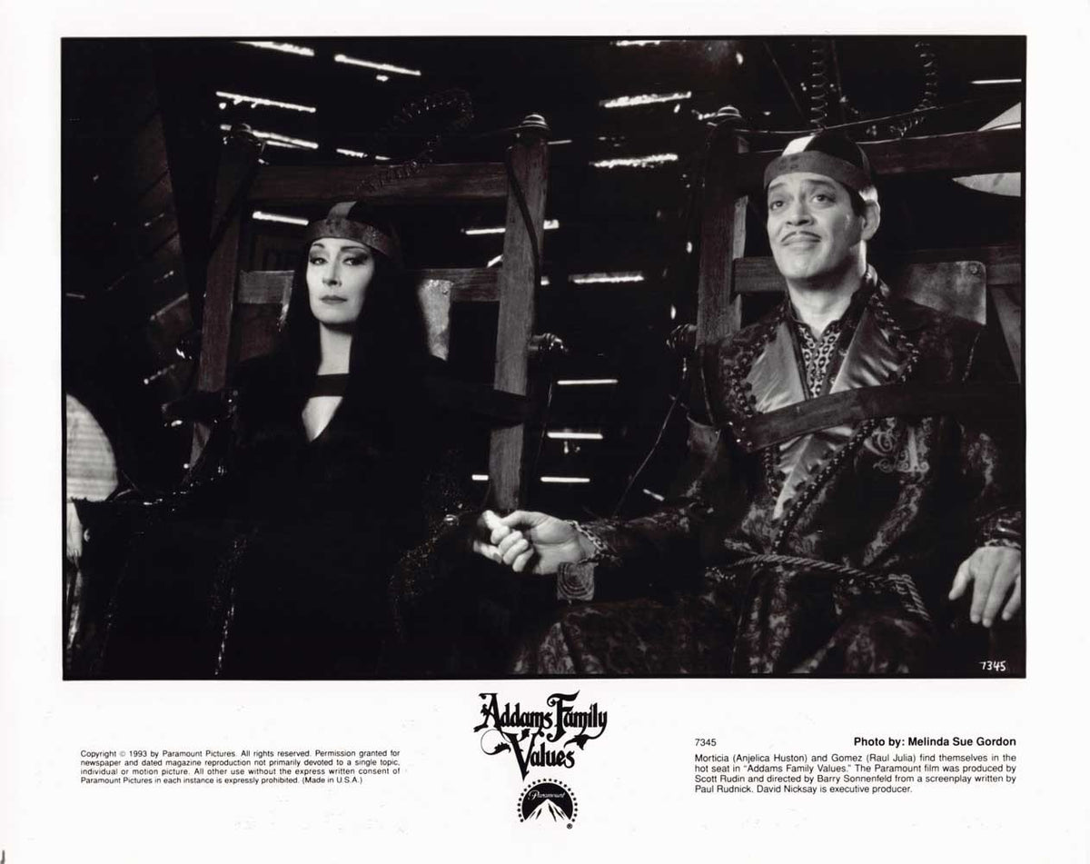 Angelica Huston ADDAMS FAMILY VALUES Raul Julia original 10x8 photo 1993