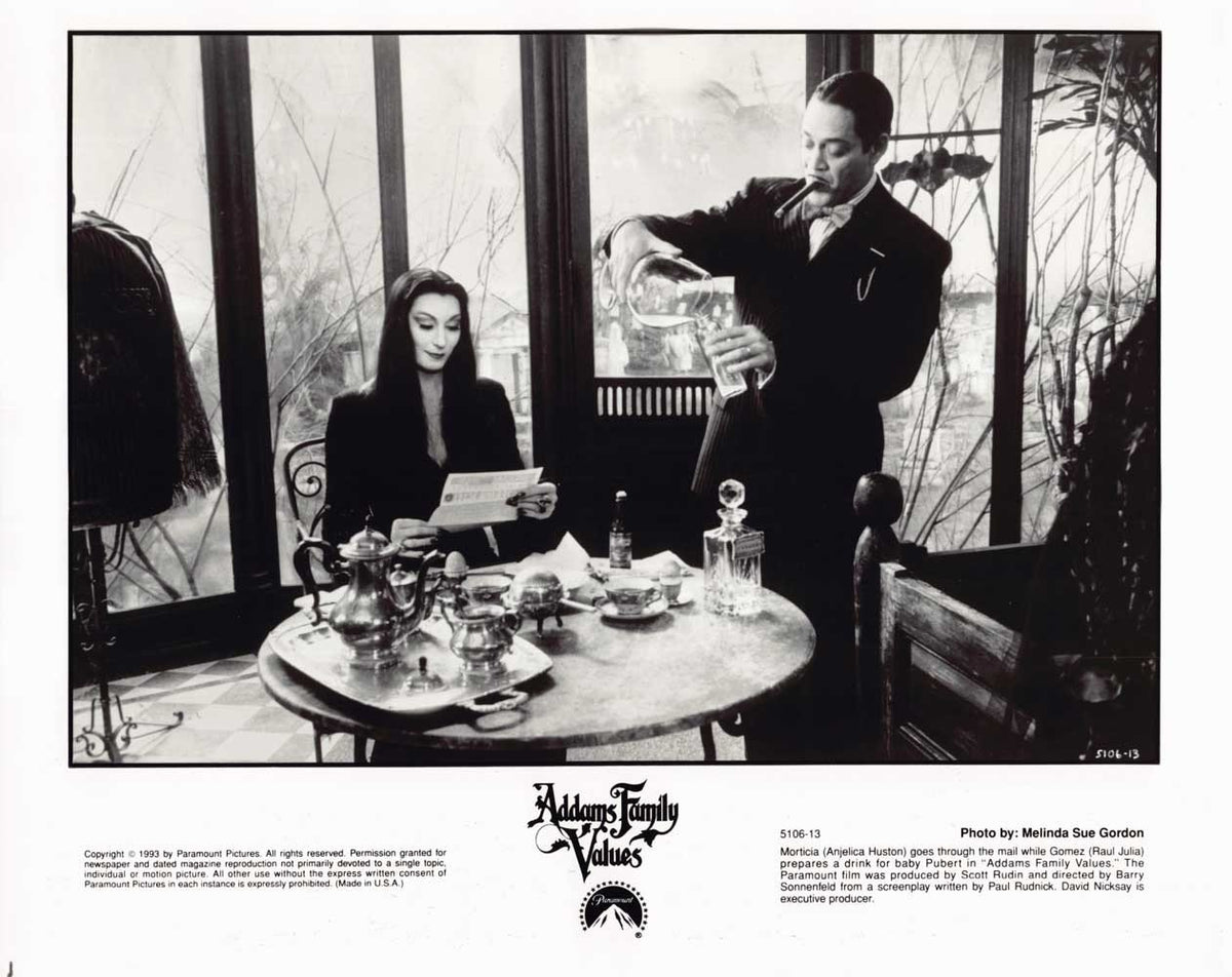 Angelica Huston ADDAMS FAMILY VALUES Raul Julia original 10x8 photo 1993