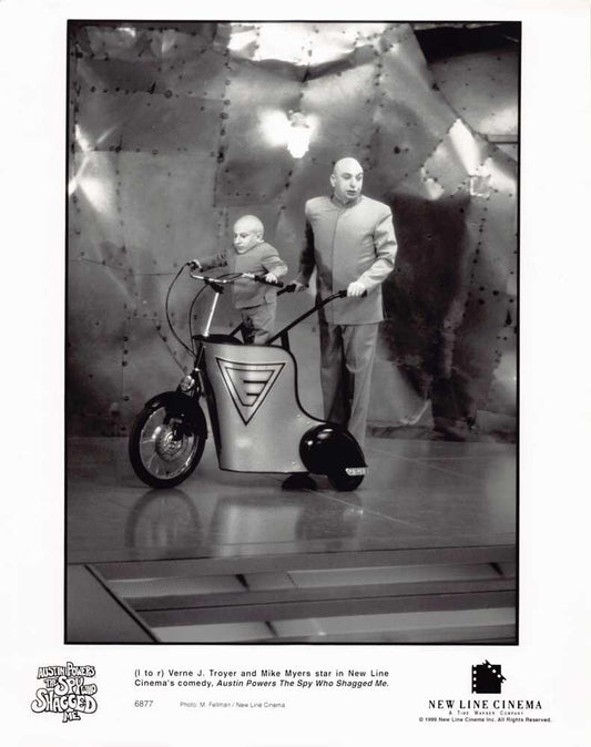 Verne J. Troyer AUSTIN POWERS THE SPY WHO SHAGGED ME Mike Myers 8x10 press photo