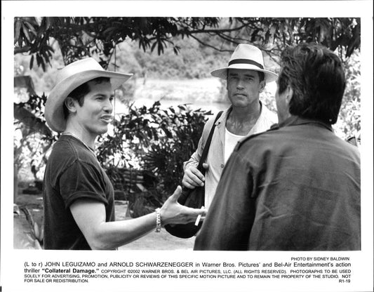Arnold Schwarzenegger COLLATERAL DAMAGE John Leguizamo original 10x8 press photo
