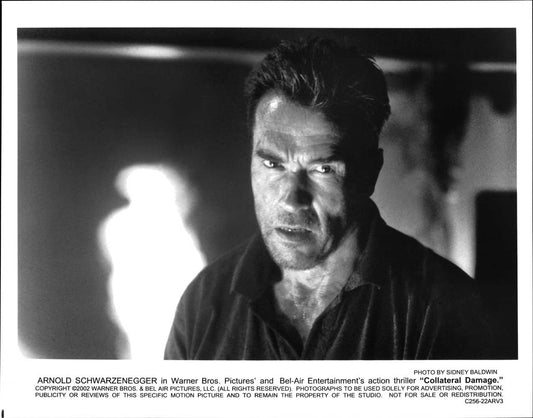Arnold Schwarzenegger COLLATERAL DAMAGE original 10x8 press photo 2002