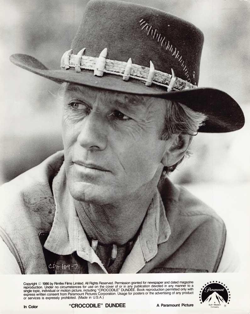 Paul Hogan CROCODILE DUNDEE original 8x10 press photo 1986