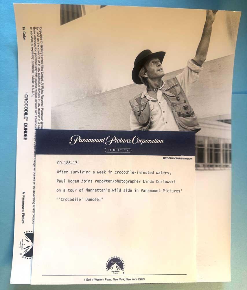 Linda Kozlowski Paul Hogan CROCODILE DUNDEE original 8x10 press photo 1986