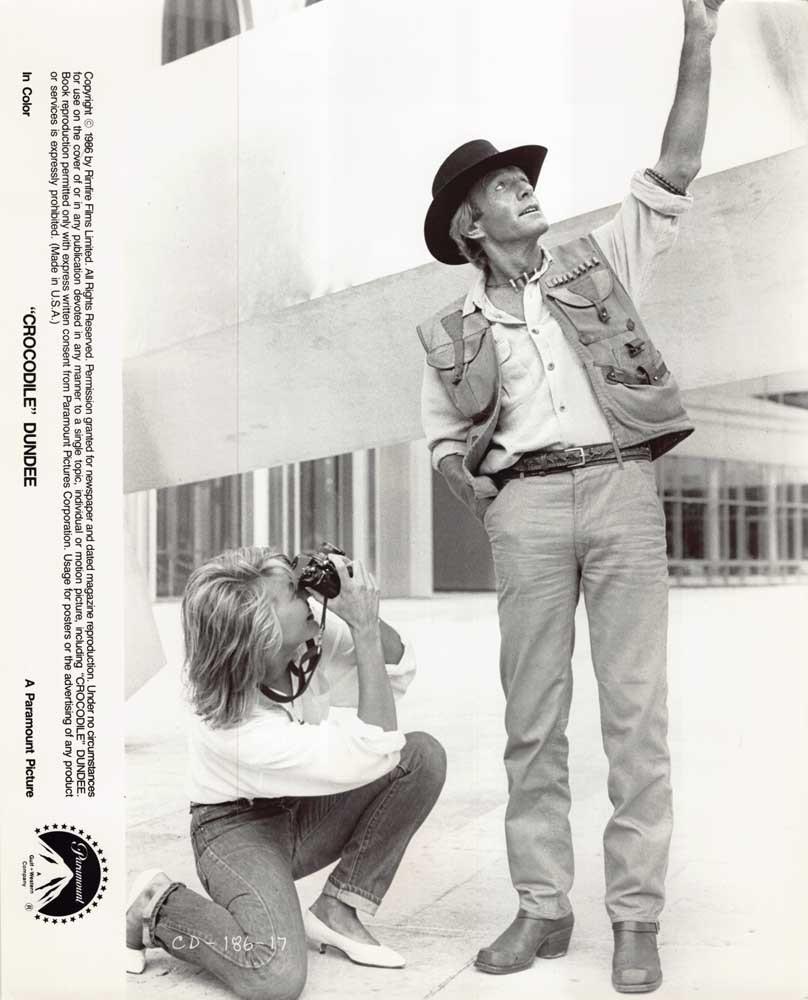 Linda Kozlowski Paul Hogan CROCODILE DUNDEE original 8x10 press photo 1986