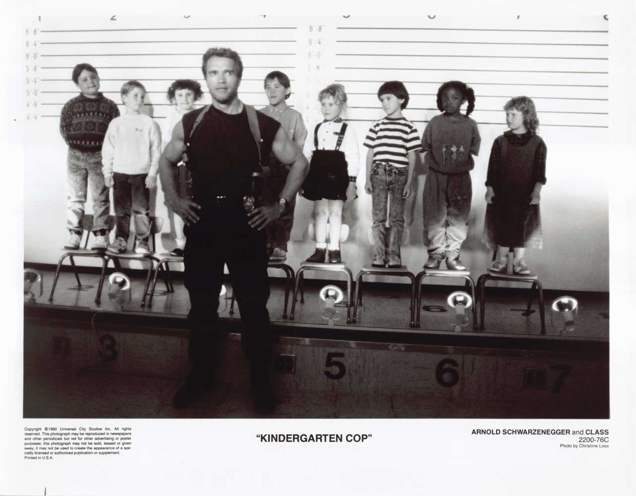 Arnold Schwarzenegger KINDERGARTEN COP original 8x10 press photo 1990
