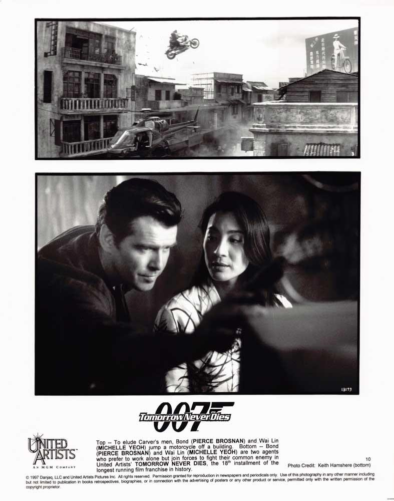 P Brosnan M Yeoh TOMORROW NEVER DIES original 8x10 photo James Bond 007
