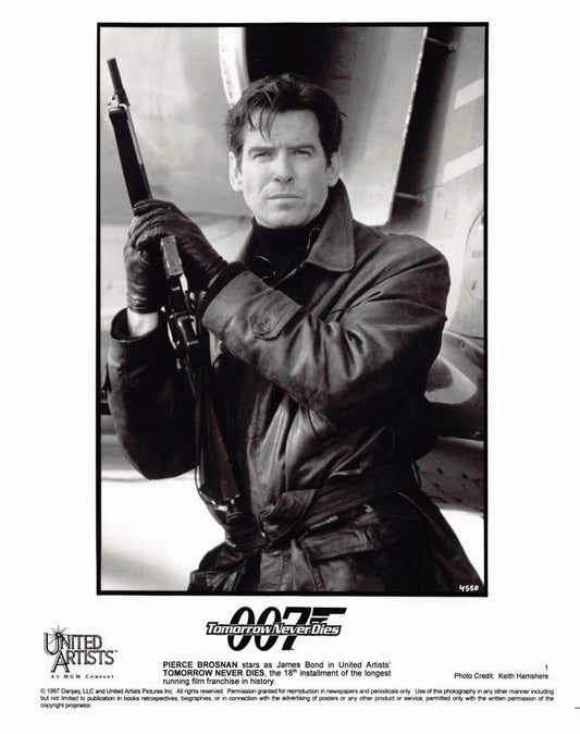 Pierce Brosnan TOMORROW NEVER DIES original 8x10 press photo 1997 James Bond 007