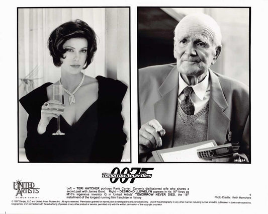 Teri Hatcher TOMORROW NEVER DIES Llewelyn original 10x8 photo James Bond 007